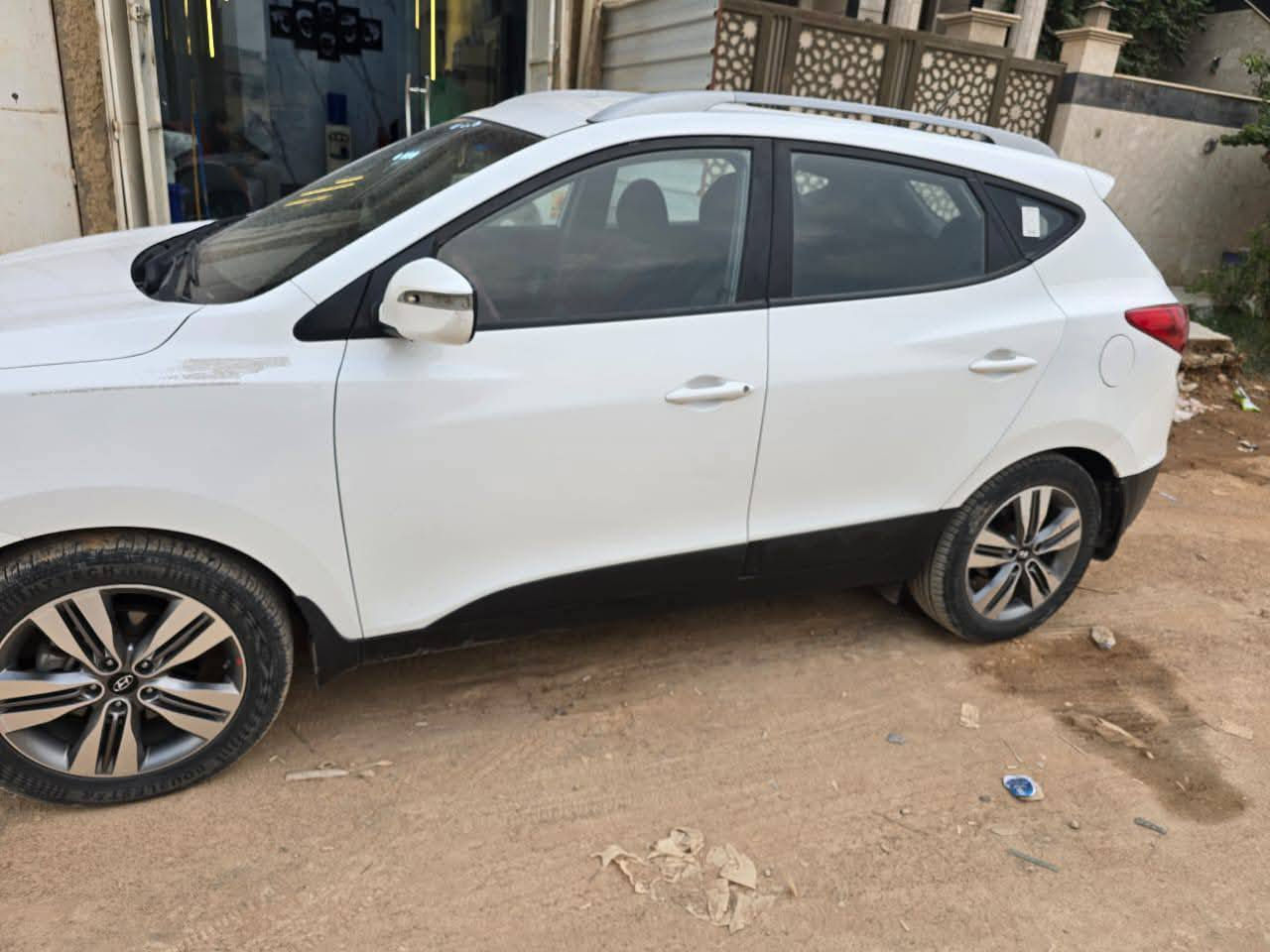 سلام عليكم توسان 14 خليجي جاهزه سياره مكينه كير حداديه تخم تاير تبريد ثلج سياره بيها شبر بل جاملغ الخلفي صبغ فقط الباقي مكفول رقم بابل بل عافيه عل يأخذها سياره جاهزه 
 مكان السياره بابل تحويل ثاني يوم لاستفسار عل الرقم*********** واتساب فقط موجود اخوان مستعجل عل بيعه سياره
