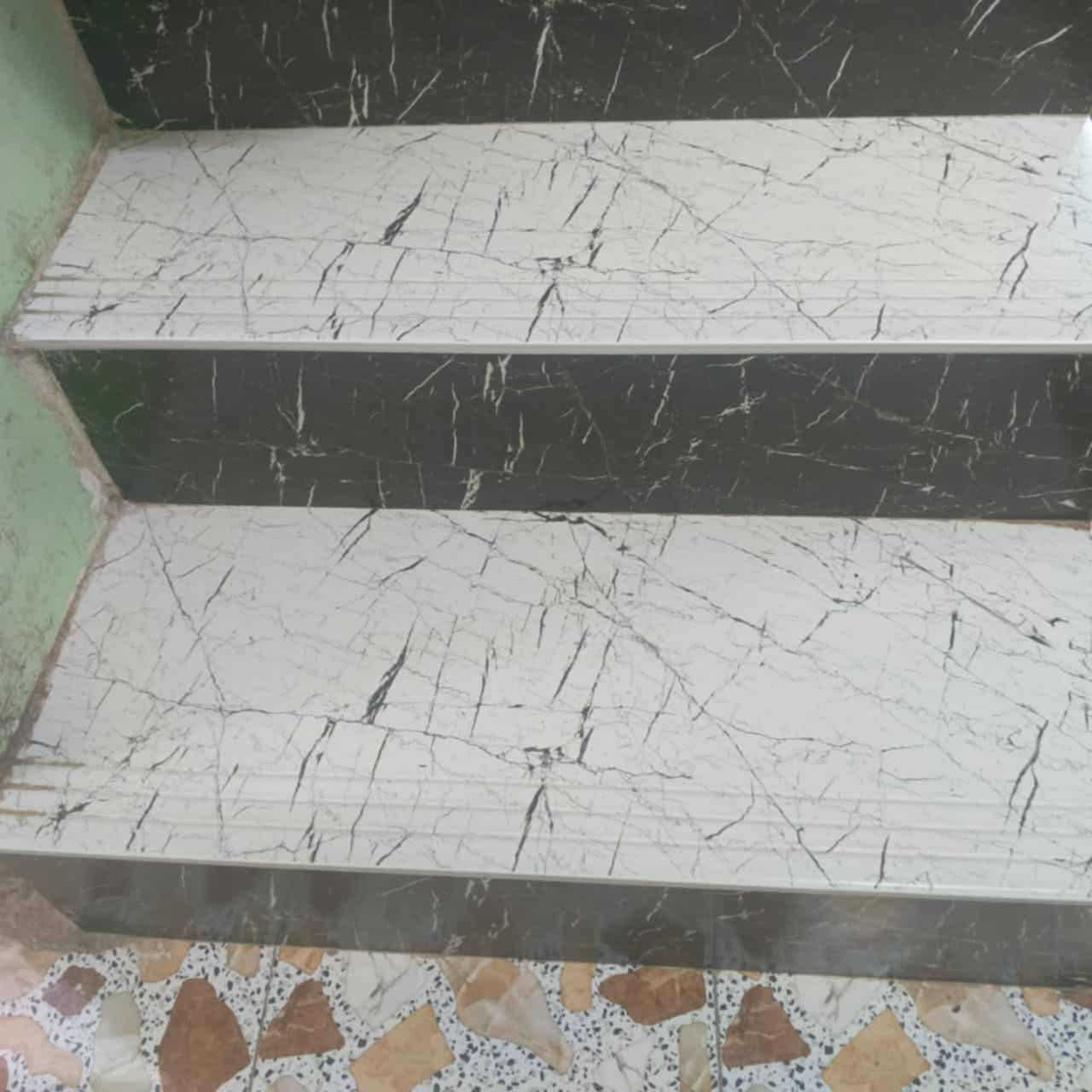 بيت للبيع 100متر للبيع خلف اسواق السراي باربع فروع ***********
