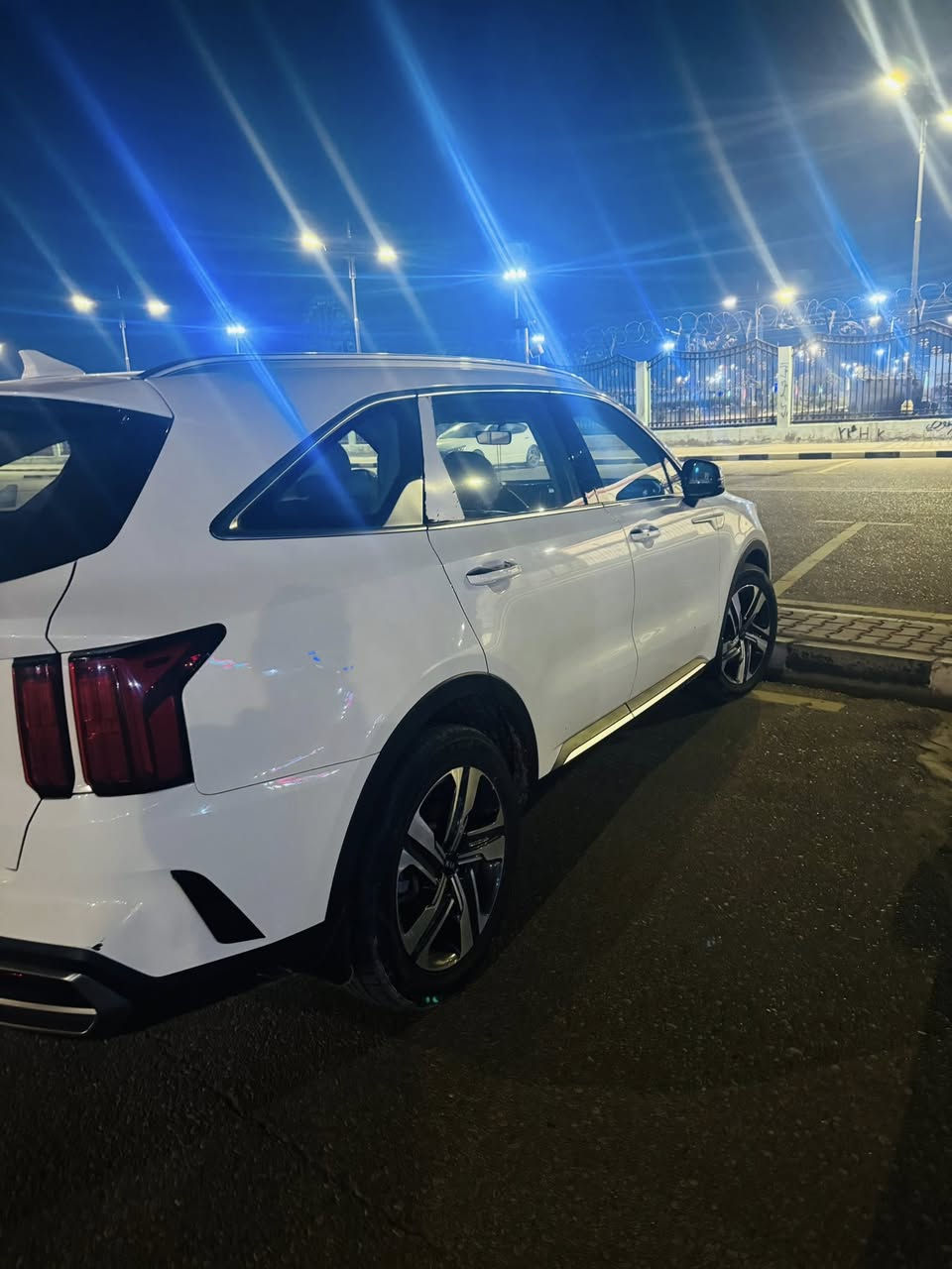 � للبيع – سيارة مميزة بحالة ممتازة
🚗 

Kia Sorento

 2021 – فئة GT-Line (فل كامل)

💰 السعر: 26,500 دولار

📍 الموقع: العمارة

📄 اللوحة: بغداد خصوصي

🚘 المواصفات الخليجية

📏 الممشى: 74,000 كم

⛽ الوقود: بنزين

⚙️ ناقل الحركة: أوتوماتيك

🔋 المحرك: 3.5 لتر V6 – 6 سلندر

🎨 اللون: أبيض

🪑 المقاعد: جلد – 7 ركاب

✨ أهم المواصفات:

�️ محرك 3.5 لتر V6 قوي بسحب ممتاز وتسارع سلس

✔️ ناقل حركة 8 سرعات أوتوماتيك

✔️ نظام Drive Mode (Comfort / Smart / Sport / Eco)

✔️ نظام Terrain Mode (Snow / Mud / Sand) – خاص بالدفع الرباعي

✔️ فتحة سقف بانورامية مزدوجة

✔️ جنوط رياضية قياس 19 إنج (تصميم GT-Line)

✔️ إضاءة أمامية وخلفية LED كاملة

✔️ دي لايت LED

✔️ مرايا جانبية كهربائية مع طي أوتوماتيك وإشارات

✔️ شاشة 10.25 إنج عالية الدقة

✔️ نظام صوتي مميز (بعض النسخ Bose)

✔️ شاحن لاسلكي للموبايل

✔️ عدة منافذ USB أمامي وخلفي

✔️ فتح السيارة عن طريق الاقتراب (Smart Entry)

✔️ تشغيل عن بعد (حسب النسخة)

✔️ مثبت سرعة ذكي مع خاصية التوقف والانطلاق

✔️ نظام المحافظة على المسار

✔️ مساعد تفادي الاصطدام الأمامي

✔️ تنبيه حركة خلفية عند الرجوع

✔️ فرامل يد إلكترونية + Auto Hold

✔️ شاشة معلومات وسطية رقمية

✔️ مكيف خلفي مستقل للركاب

✔️ زجاج خلفي مظلل مصنع

✔️ ديكور داخلي تطريز GT-Line ولمسات رياضية

✔️ كاميرا خلفية + كاميرا 360 درجة

✔️ حساسات أمامية وخلفية

✔️ نظام بصمة + دخول ذكي (Smart Key)

✔️ تشغيل بصمة

✔️ شاشة كبيرة مع Apple CarPlay

✔️ عدادات رقمية

✔️ مثبت سرعة + رادار

✔️ تحذير مغادرة المسار

✔️ مراقبة النقطة العمياء

✔️ مقاعد كهربائية + ذاكرة مقعد

✔️ تدفئة وتبريد مقاعد

✔️ تحكم أوتوماتيكي بدرجة الحرارة

✔️ باب خلفي كهربائي

✔️ AWD دفع رباعي✔️ 

🛠️ الحالة:

🔹 بدون صبغ

🔹 ضرر خفيف في الباب الأمامي (رصعات خفيفة فقط كما موضح بالسونار )

🔹 السيارة نظيفة جدًا وجاهزة للاستخدام

📞 للاستفسار: ***********
