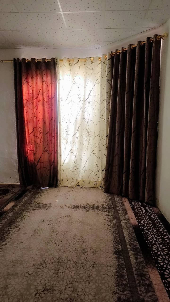 بسم الله الرحمن الرحيم السلام عليكم بيت للبيع مساحه 125بناء جديد 
غرفه هول مطبخ ستقبال ارضيه بورسلين بيت مرتب طارمه صحيات داخليه خارجيه بناء طابوق اصلاح زراعي مشمول بتطويب مكان شارع 80جه كربلا مقابل حي الامام سعر 32وبي مجال للستفسار اكثر اتصل ***********
