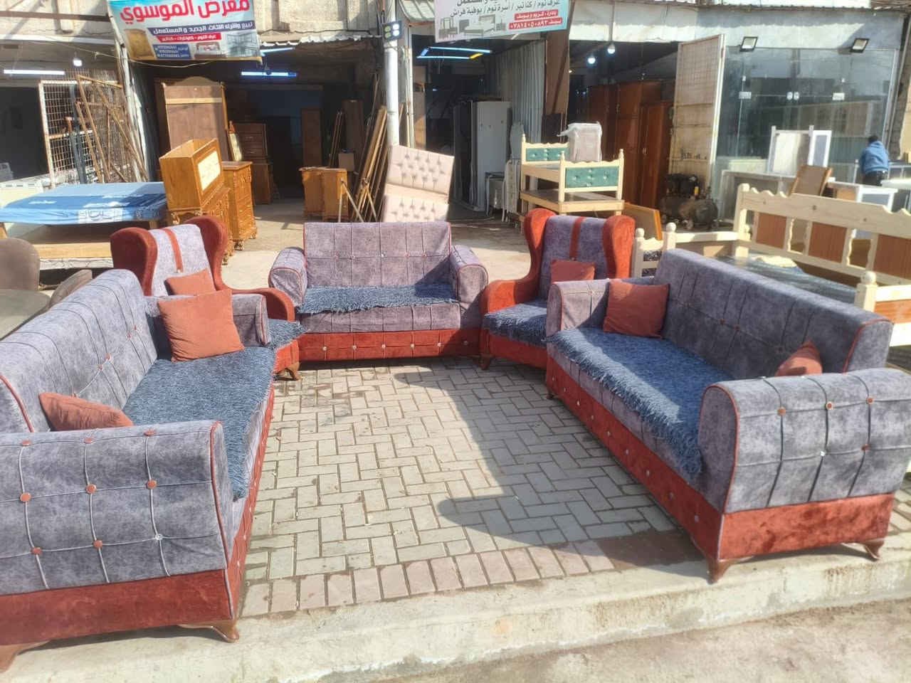 تخم عشر مقاعد نظيف كلش وسعره مناسب مع ميز طعام خشب صاج وست كراسي للاستفسار خاص او الاتصال 
***********
