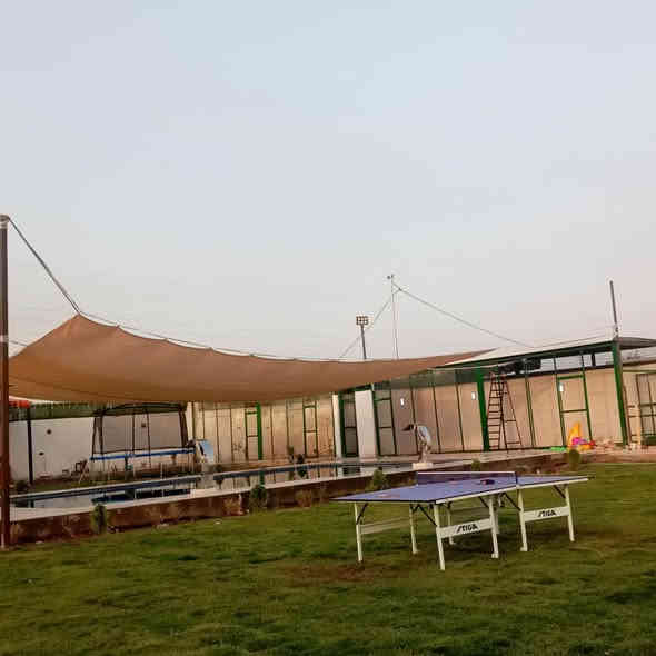 أسلام عليكم أخوين البيع مزرعة هدوء الريف بيهه بيت متكون من غرفة النوم واحد وحولي واستقبال ومطبخ وحمامات العدد ٢ بيه مسبح كبير طوله ١٢متر وعرضه ٧متر بيه مشوايه كبيره بيه مندي بيه كعده عربيه كراج عرض سيارتين بيه حديقه كبيره وحده صغيره مكاني التاجي *********** /***********
