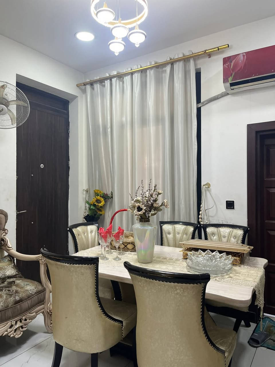 ميز طعام مستعمل اخو الجديد بمعنى الكلمه سعره400 بي مجال هذا الرقم ‭***********‬ مكان المنصور بغداد
