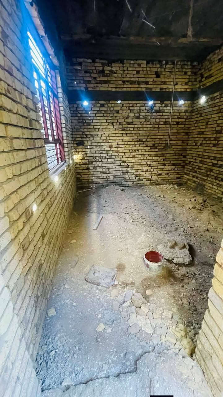 السلام عليكم يوجد بيت للبيع طابو أسهم المكان حي الامير  المساحه 200 متر قرب جسر ابو جديبه يتكون من غرفتين وصاله ومطبخ حار وبارد وديوانيه وصحيات داخليه وخارجيه ومنور السعر 75 وبيه مجال الاستفسار ***********
