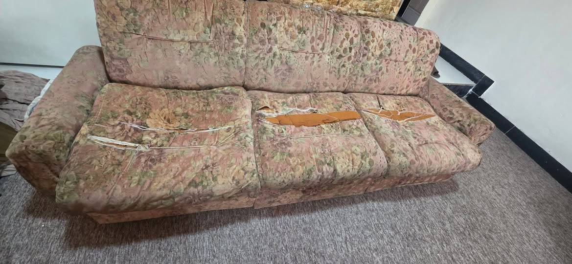 اربع كراسي وقنفتين ام ٣ كبار بس يحتاج دوشمه  تخم ايطالي لان هيكله مابيه شي الخشب وكلش راقي من يتدوشم
قيم بمايرضي الله واخذوه ووياه بوفيه هم 
حي الامام


**إذا كنت صاحب هذا الإعلان وتريد حذفه لأي سبب، رجاءا أرسل رسالة إلى الدعم الفني**