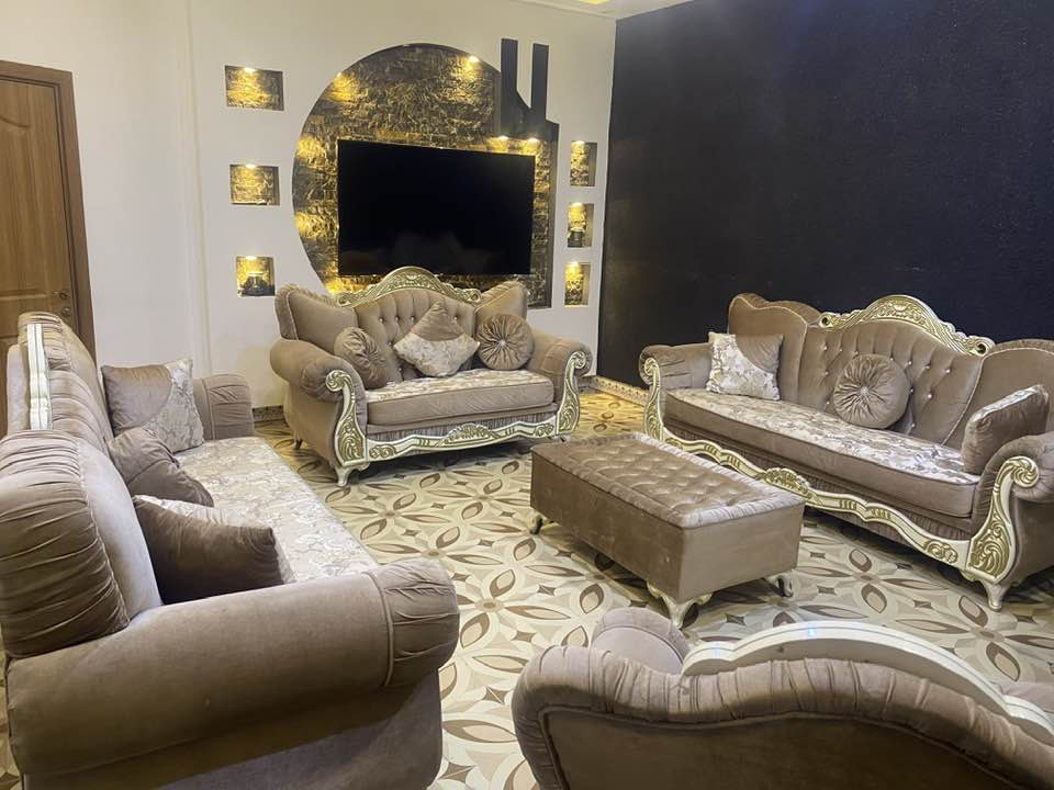 سلام عليكم
تخم ملكي نظيف 6 قطع مع طبله الوسطيه شراي تعال خاص او خابر رقم***********
