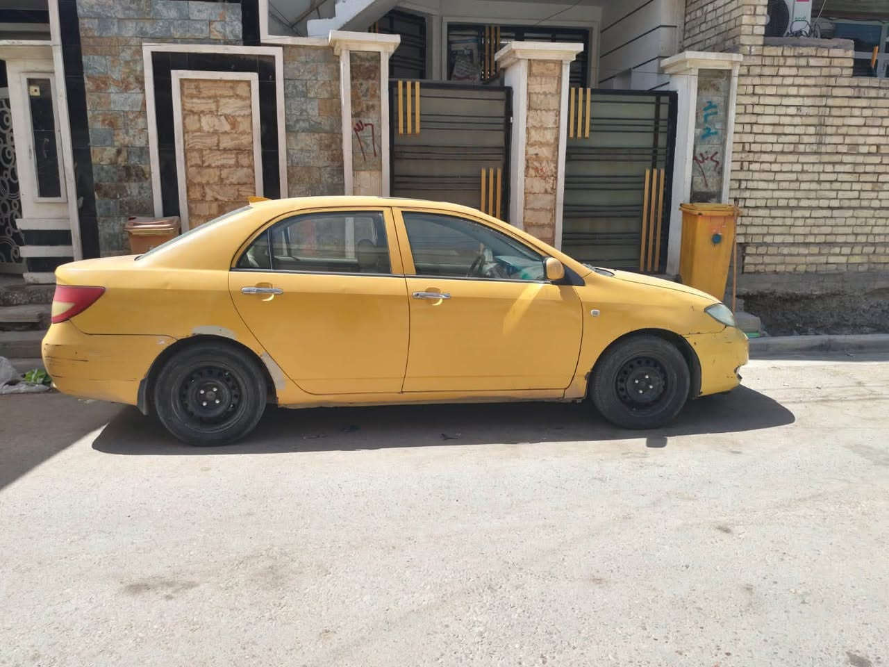 السلام عليكم
سيارة byd f3 2013 معروضة للبيع 
سيارة من ناحية صدر كير مكينة جاهزة 
منظومة تبريد كاملة جديدة قبل اسبوع شديتها 
باتري جديد بلكات جديدة 
السيارة بيها ملاحظات بسيطة مثل گشرها بي جراد شوية والدعاميات بيهن شخوط بسيطة 
السيارة بدون ضربة ولا صبغ 
سعرها 58 ورقة وبيها مجال بسيط 
اسويلك عقد مروري نظامي بيها ومالك السيارة موجود شوكت ما تريد يحولك 
عنوانها الدورة حي اسيا 
***********
