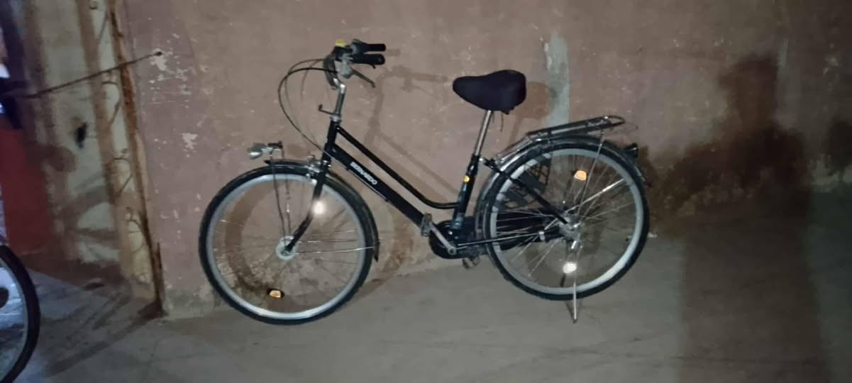 السلام عليكم بايسكل للبيع حجم26 لون اسود كير داخلي شغال حساس شغال كلشي ما عايزو 
السعر 90وبي مجال تواير وچوابه جدد 
 هذا رقمي*********** مكاني شركاط القصبة وحياكم
