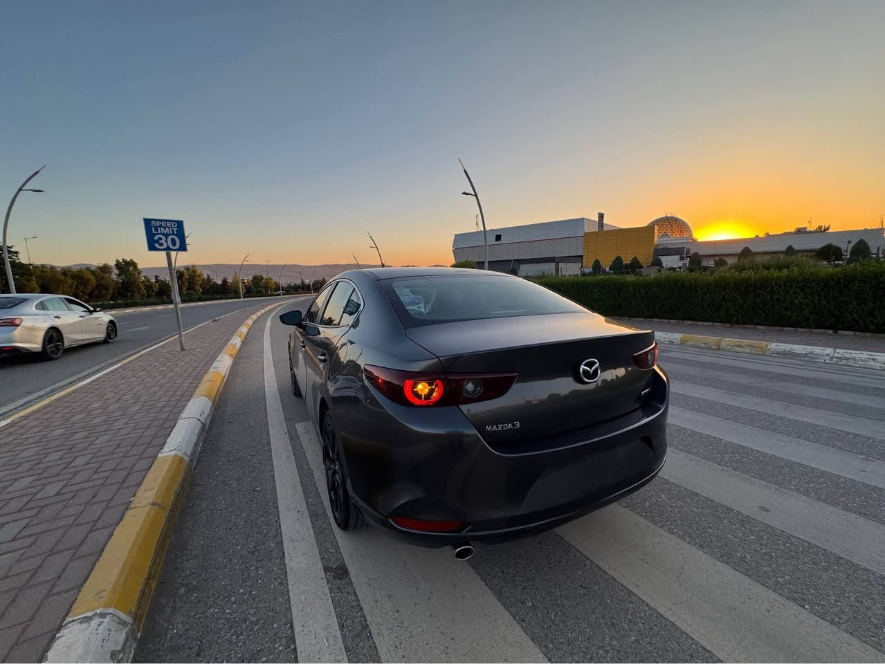 Mazda 3 select sport 2025 مازدا
مۆدێل ٢٠٢٥
کاتی ٩٠ ڕۆژی لەگەڵە
١٢ هەزار ڕۆشتووە 
پێش و دوا کەپس 
چەمەلەخێک و بستێک بۆنیدی هەیە 
١٣٣ و معامەلە گۆڕینەوە لەسەر دڵگرتن
ژمارە واتساپ 
***********
*********** السليمانية, العراق
