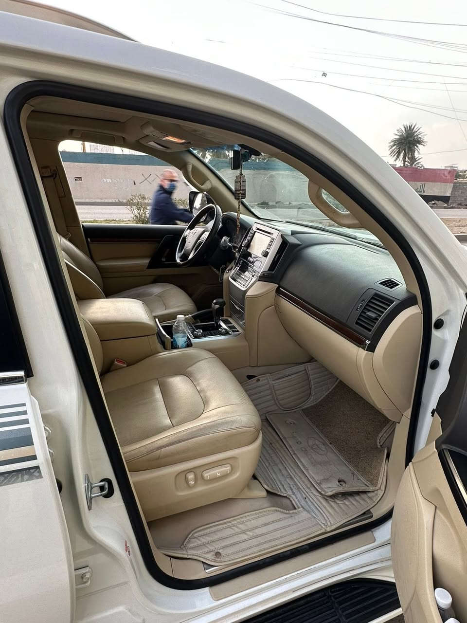 لاندكروز للبيع موديل 2017 وايت ادشن فووولل للاخير ساز 
المواصفات 
1 كامرات 360 درجه عدد4 كامرات 
2 محرك 4300 V8
3 فتحة سقف 
4 حساسات اماميه وخلفيه 
5 مرايه قلابه +اشاير بالمري + تبريد 3 قطع + ثلاجه 
6 بعد اكو مواصفات خير من الله ما تنذكر 
السياره كفاله عامه 
 ويوجد بارد خفيف جداً ومرجعينه PDR 
السياره قبل سبوع مسويلها ادمه كامله وتخم تاير جديد  
كير مكينه كفاله وخير من الله
السعر 480 وبيها مجال للطيبين 
مكاني: بغداد 
للاستفسار***********
