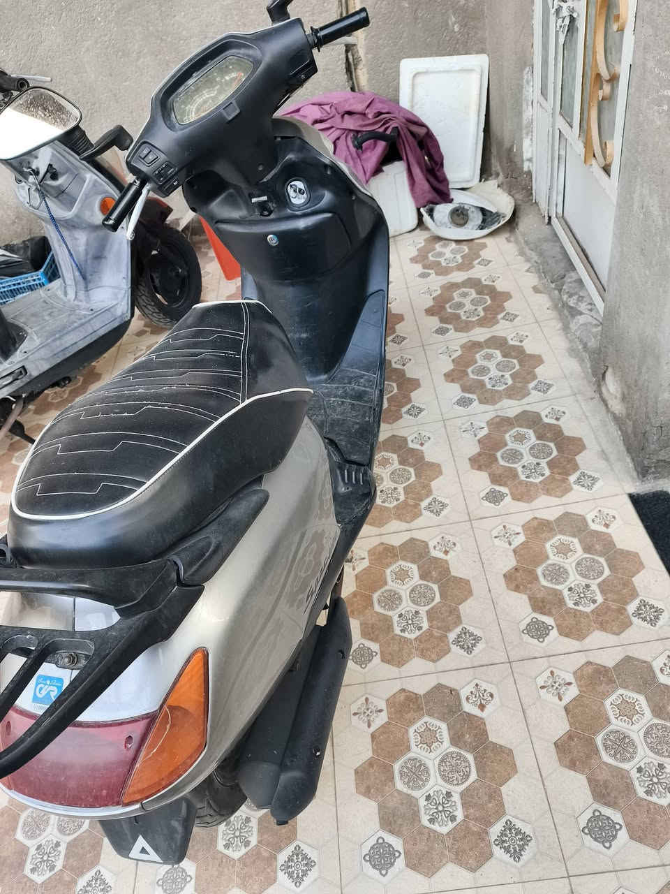 السلام عليكم
سبيسي ياباني مفتوحه مره وحده
محرك ناعم ماينسمع الصوت
نظيفه كلش كفرات ابو الختم
سلف هندر نكره وحده
كهربائيات شغاله قفل جنطه قفل ستيرن 
شلعه ومعدل شرط سرعه 100
المكان كوت
مابيه نقص السعر واتس اب 
***********
