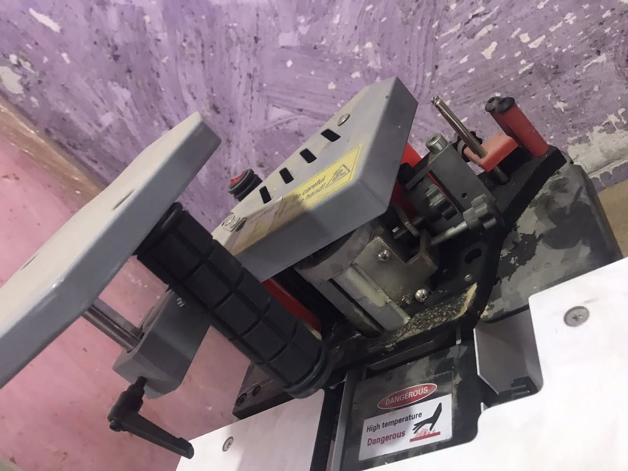 السلام عليكم مكينه لاصق شريط يدوي مستخدم قليل كلش سعره 175 بغداد ألشعب ***********
