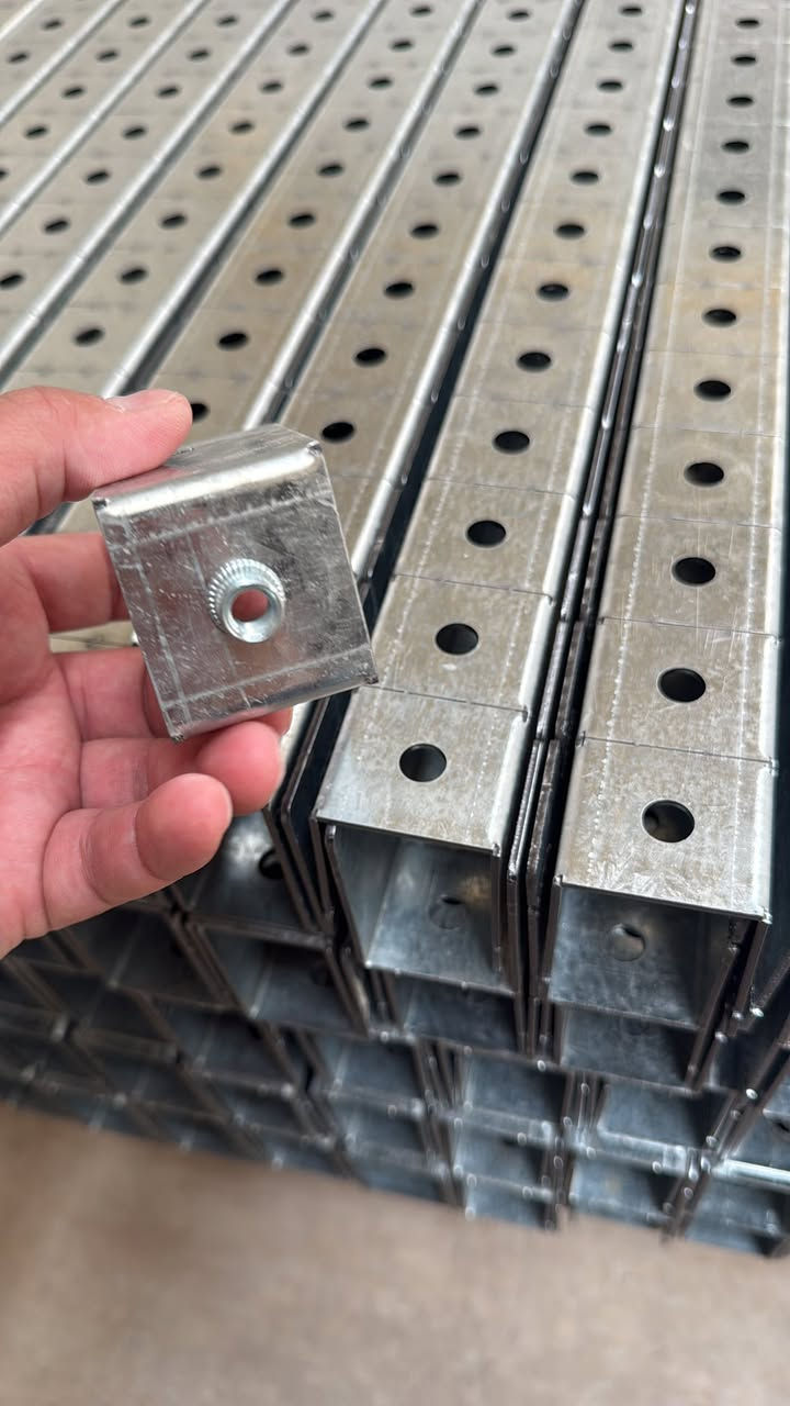 يسر معمل الراجي للبوردات الكهربائية عن بدء إنتاج معمل ميكانو السي جنل حجم استندر ٤١ ملم مربع وبسمك ١.٥ ملم و ٢ ملم وصنع كافة الاكسسوارات مثل طرفي و وسطي المنيوم وكلفنايز وكلامب كلفنايز سمك ٢ ملم والمصنع يقع في كركوك قرب حي الصناعي المتطور 
*********** رقم اتصال و واتساب
