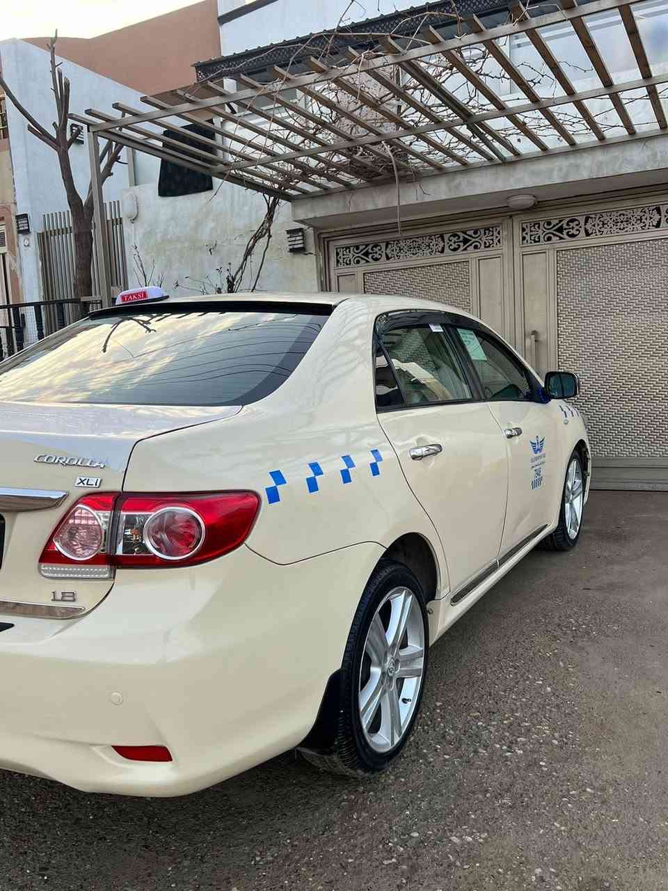 کرولا 2013 

بیلاد خسوسی سپی 
ئۆتۆماتیک مەکینە ١٨ 
 بی دەعم بی لیداو 
پێشو دوا قرچی نیە 
شاشە ئایپاد 
تەعدیل سورعە
ناوفورمیگا  
بیشودا تازەداگیراوە بی تەقەو رەقە
تایەو ویلی تازەیە
سایارەکە مالی دوستە 

***********
