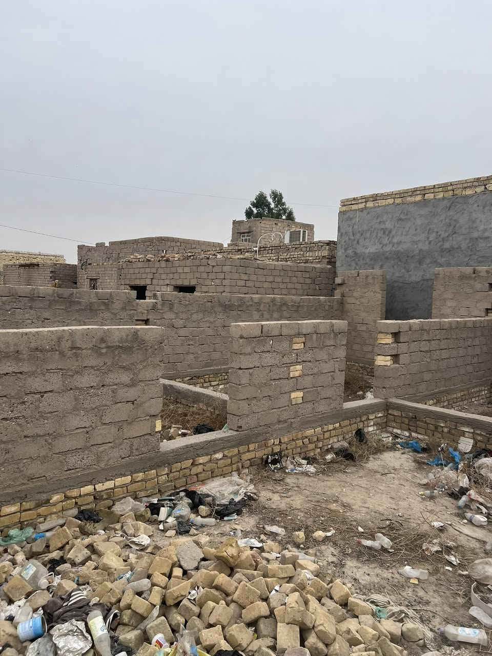 السلام عليكم 
قطعة زراعي الصوب الكبير حي جسوم ٣٦٠متر
مشيد عليهة غرفتين وصالة وستقبال واصل للشبابيك
والباقي فارغة مساحة جبيرة واصلهة كل الخدمات ماي ورصيف مقرنص باقي بس التبليط ان شاءالله سعرهة مناسب ١٥ وبيهة مجال


**إذا كنت صاحب هذا الإعلان وتريد حذفه لأي سبب، رجاءا أرسل رسالة إلى الدعم الفني**