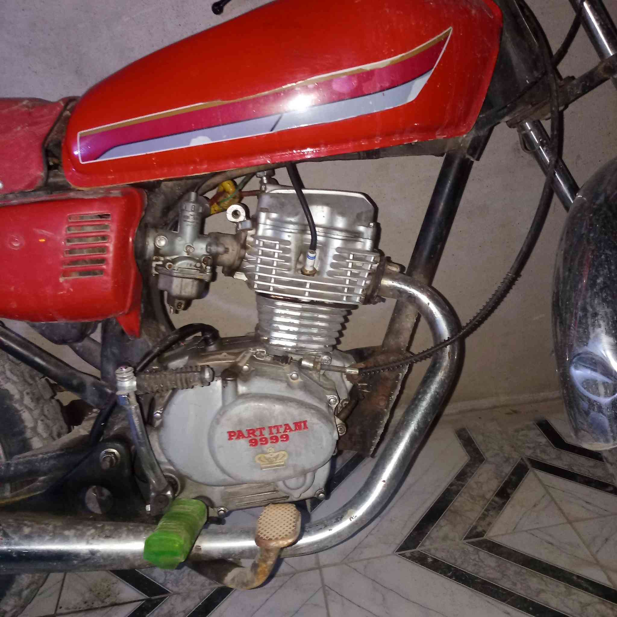 السلام عليكم دراجه للبيع تشتغل بس تخربط ابيعلك جف تراب بس سرقه اكفلهه  قيم سعرهه  بليرضي الله ***********
