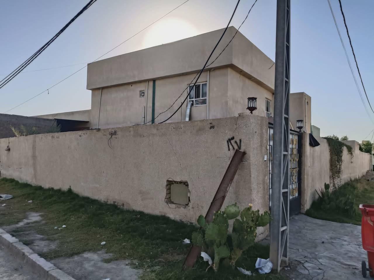 تفاصيل البيت طابو ملك صرف
بيت ركن مساحتة الكلية 350 صب كونكريت  متر مساحة البناء تقريبا 130 وباقي المساحة حديقة كبيرة جدا صايرة جانب البيت وحديقة صغيرة مقابل الاسقبال والمطبخ نظام البيت  الطابق الاول نظام شركة  منور و مطبخ واستقبال كبيرة وصالة وصحيات شرقي وغربي وحمام وغرفتين نوم بالاضافة الى صحيات كبيرة خارجية كاملة حمام وصحيات شرقي وغربي و الطابق الثاني ثلاث غرف نوم جميع الغرف نظام سويت حمام وصحيات شرقي وغربي وسطح صغير وسطح كبير
السعر 250 وبي مجال 
للاستفسار الاتصال على الرقم 
***********
