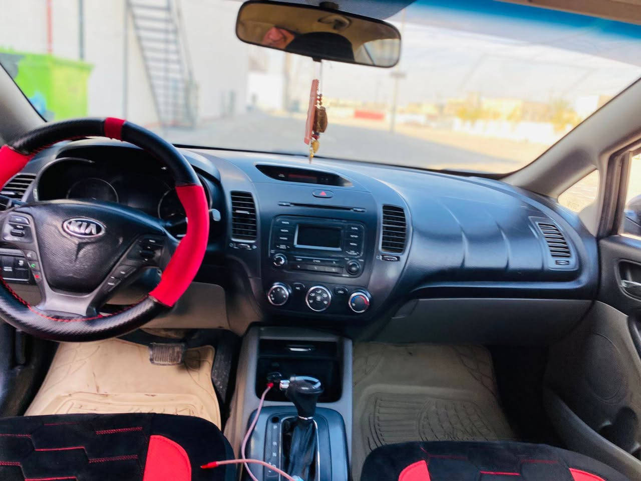 السلام عليكم
من رخصة الادمن 
كيا فورتي موديل 2015 رقم بغداد مكان بابل  وارد امريكي محرك دوش حادثها باب وچاملغ محرك 2000 
ضايفلها منظومة غاز  كير ومحرك خير من الله 
وتبريد شغال سنوية باسمي  
السعر 115 وبيها مجال للتواصل على الرقم 
***********
