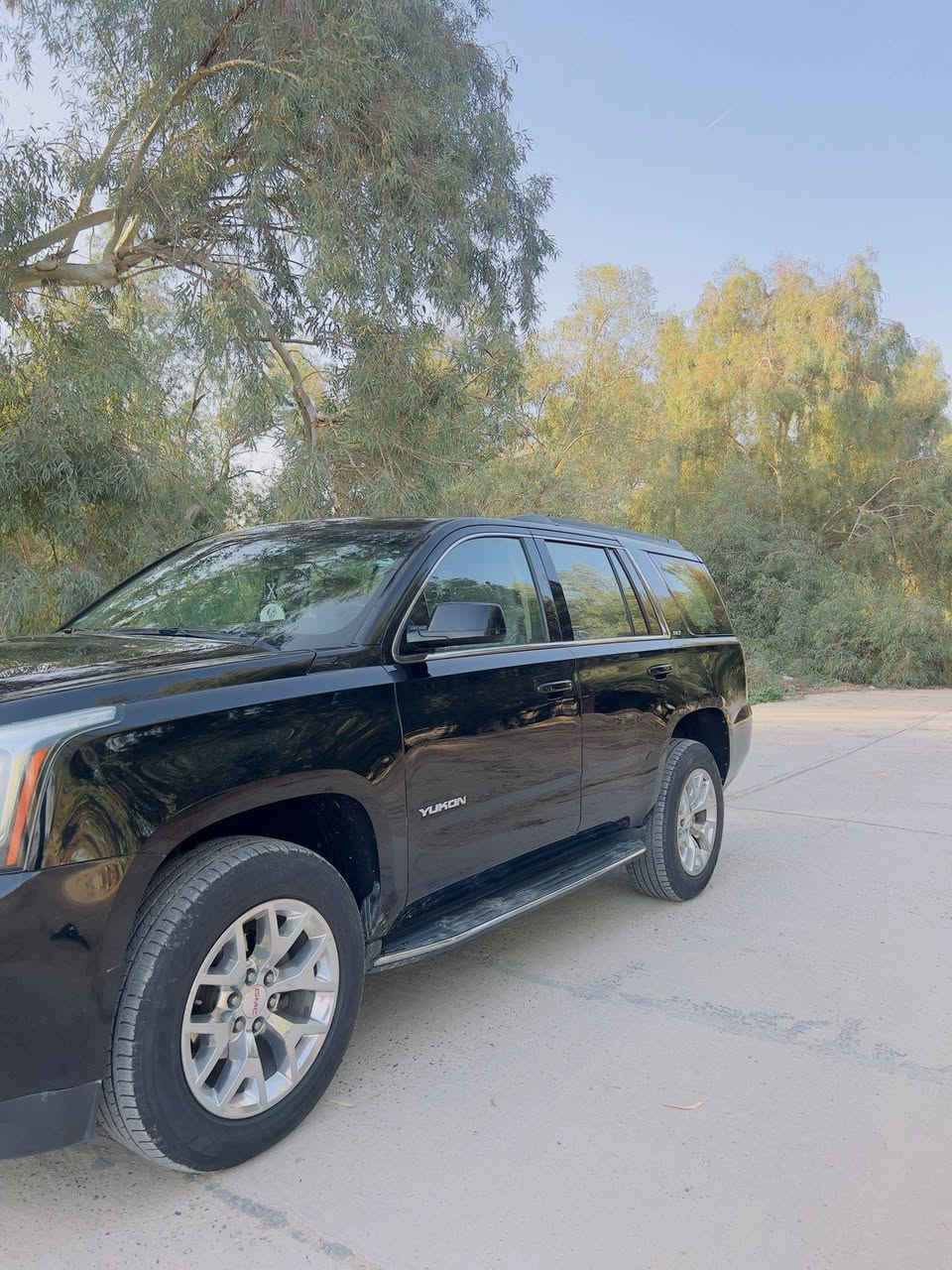 جمس يوكن 2017 فول مواصفات SLT
الموديل: 2017
خليج كفالة عامة 

الفئة: SLT فل كامل

المسافة المقطوعة :143000

الدفع: رباعي 4×4

المحرك: V8 سعة 5.3 لتر

القوة: 355 حصان تقريباً

القير: أوتوماتيك 6 سرعات

عدد السلندرات: 8

عدد المقاعد: 8 ركاب

رنكات سبائك قياس كبير

المواصفات الداخلية:

مقاعد جلد أصلية

تحكم كهربائي بالمقاعد

تدفئة وتبريد للمقاعد الأمامية

فتحة سقف

شاشة كبيرة مع نظام ملاحة

بلوتوث + USB

تشغيل بصمة بدون مفتاح

مثبت سرعة + تحكم بالدركسون

تبريد ممتاز جداً

مواصفات الأمان:

كامرة خلفية

حساسات أمامية وخلفية

نظام النقطة العمياء

تنبيه خروج عن المسار

ايربكات متعددة

نظام ABS + ثبات إلكتروني

سيارة قوية بالسحب، مريحة جداً بالسفر، مناسبة للعائلة والبر والاستخدام اليومي، استعمال نظيف وتشتري وتمشي إن شاء الله.

العنوان: بابل / كربلاء

السعر المطلوب 360$

رقم الهاتف: ***********
