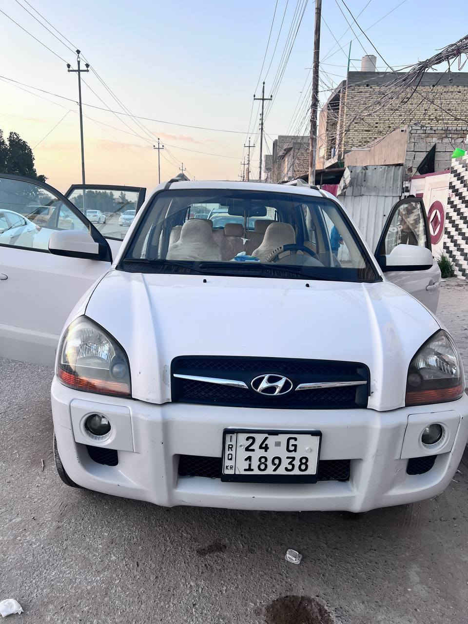 توكسان 2009 مكفوله من قطرة صبغ
فول مواصفات
 كشنات جلد 
تبريد بيانو
4×4 فور ويل
فتحه 
محرك 4 
125 وبيه مجال مكلف بلنشر رقم صاحب السياره***********
