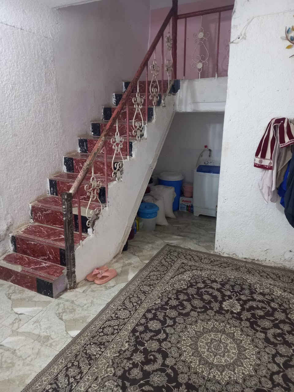 بيت للبيع حي الحسين نزلة جسر الناظم 150 متر طابق ونص السعر 70 وبي مجال الاستفسار ***********

