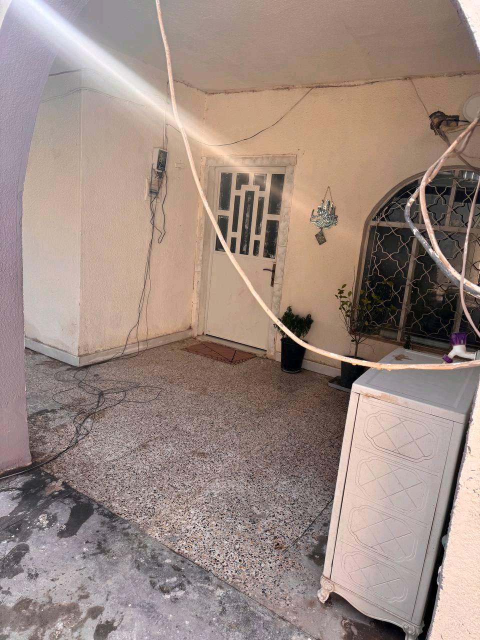 إعادة نشر بسبب الوعود دار للبيع طابو صرف في الصويره حي الحسينية شارع المواكب مقابل محل ادوب الخيكاني داخل دربونه عرضها ٣م مساحة البيت ٣١٥ م طابق واحد يحتوي على ٣ غرف نوم واستقبال ومطبخ وصاله و٣ صحيات للأستفسار الاتصال على الرقم *********** او وتساب