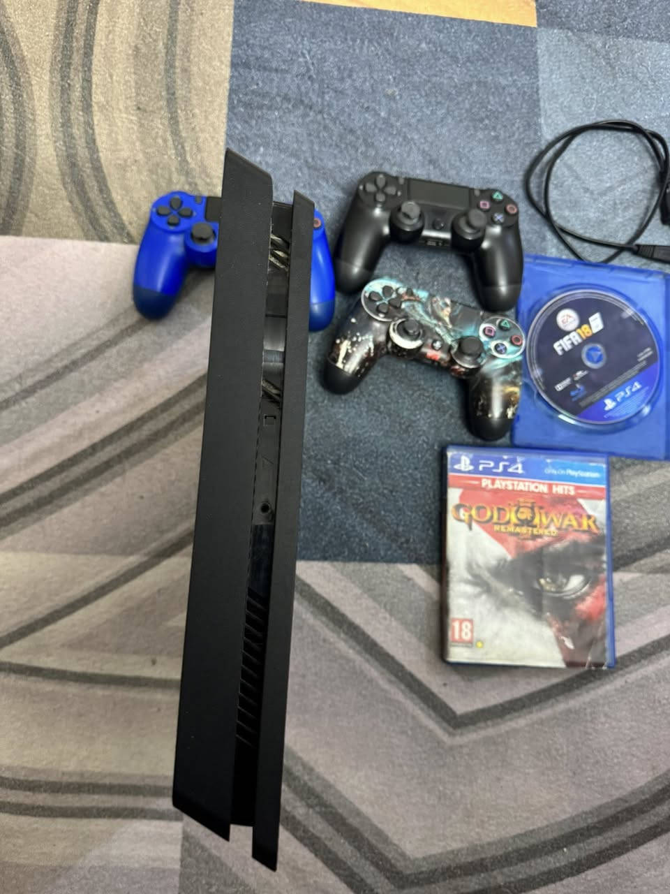 السلام عليكم من رخصت الادمن بلي 4سلم للبيع مع ملحقاتة قرص كريدوس وفيفا 18 و 23 مع العلم البلي مبدل بي فيشة الhd للأستفسار الاتصال على الرقم ***********
