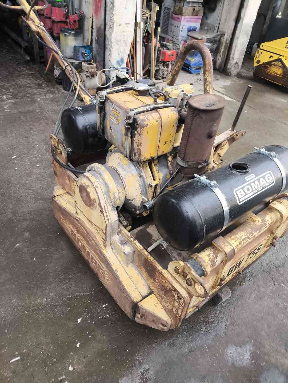 حادلة بوماك يدويه ألماني المنشأ واحد طن جاهزة من كلشي كير وماطور جديد هزاز شغال للاستفسار الاتصال 
***********
