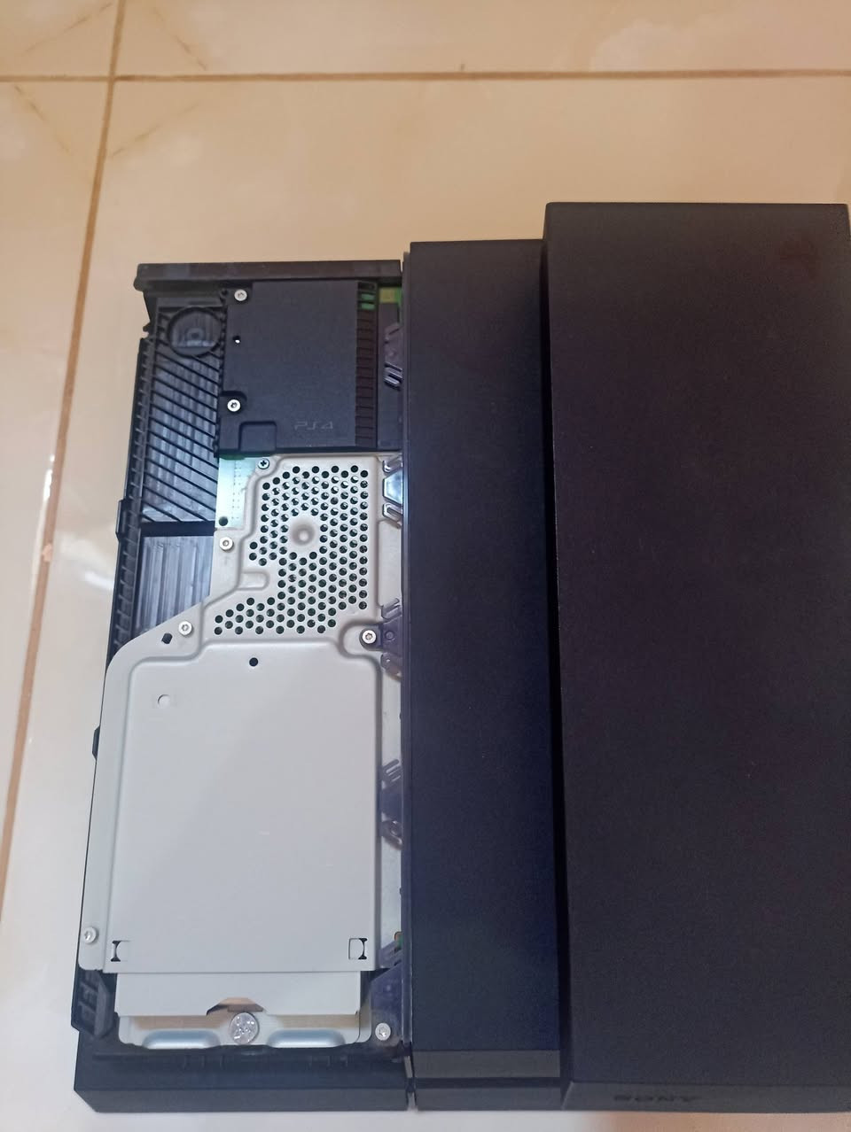 ps4 fat meflatchya 12.52 b tique garantie بلاي 4 مفلاشية بتيكي قارونتي ونقية بزاف ومعمرة ليجو
n9ya bzaf wfiha 6 joux : 
red dead Redemption 2
سيد الحرب راقناروك
pes 26
gta 5 
Riders Republic
assasins Creed Mirage 
fiha 1 manette Copé
câble HDMI et câble alimentation 
prix : 41000 (ربع ملايين ومية) 
وسط غليزان وتوصيل متوفر بشرط تفارسيلي 50 الف من دراهم لاكونصول باش نبعثهالك 
رقم الهاتف : 0556896329
مرحبا بكم 😊✨🎮


**إذا كنت صاحب هذا الإعلان وتريد حذفه لأي سبب، رجاءا أرسل رسالة إلى الدعم الفني**
