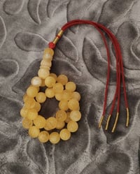 كهرب حر طبيعي مدعبل 36 حرزه 28غرام سعرها 285 ألف 07818577790