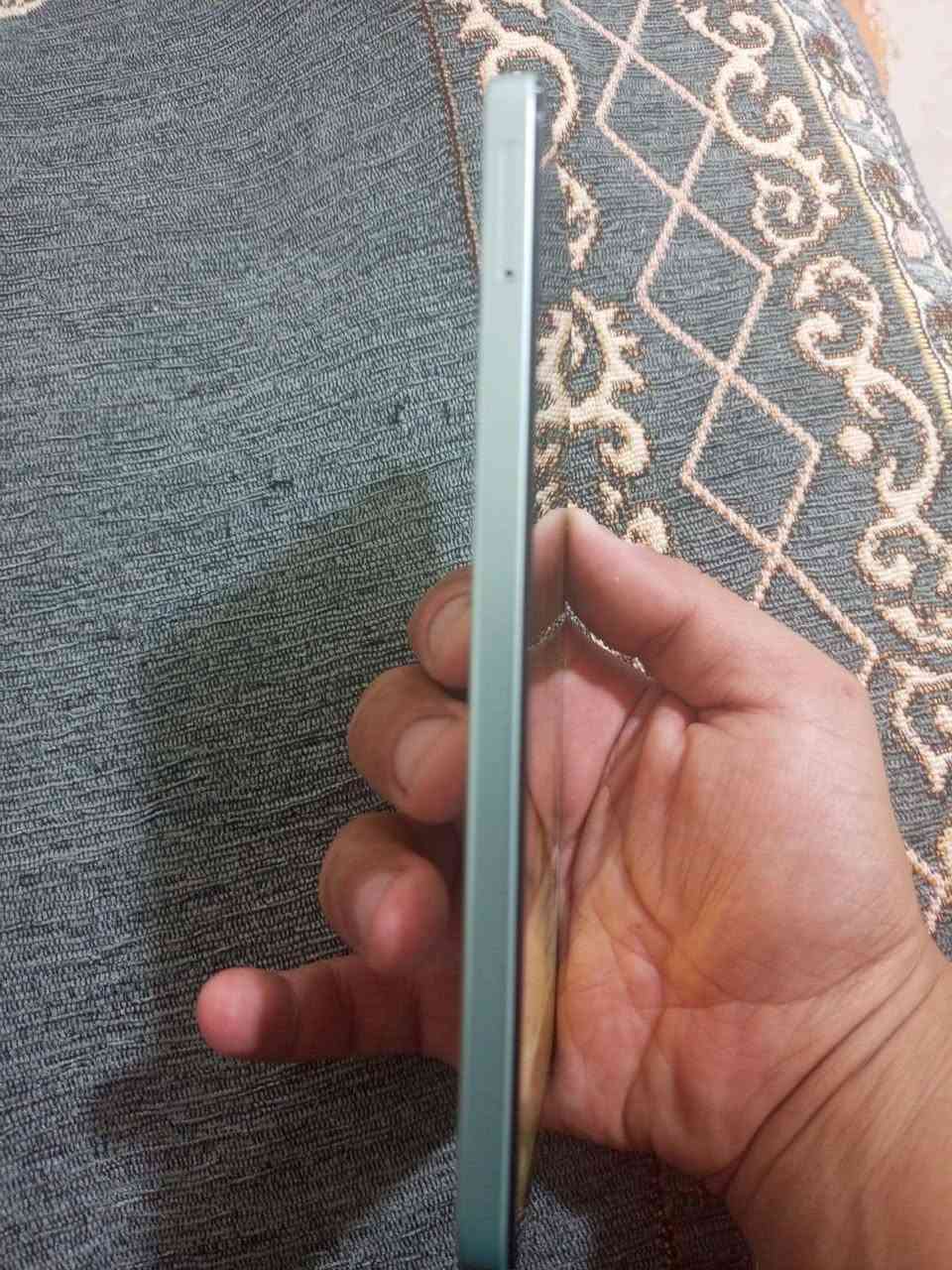السلام عليكم عندي هونر HONOR X5C Plus 4/128 GB Black تجربة استخدام عملية واقتصادية مع تصميم أنيق باللون الأسود وشاشة كبيرة بحجم 6.74 بوصة تمنح وضوحًا جيدًا وسلاسة في التمرير بفضل معدل التحديث 90Hz. يعتمد الهاتف على معالج MediaTek Helio G81 لتوفير أداء ثابت في المهام اليومية، مع بطارية قوية بسعة 5260mAh تكفي ليوم كامل دون الحاجة لإعادة الشحن المتكرر. مكاني بغداد الكرخ شارع حيفا السعر165بي مجال ***********
