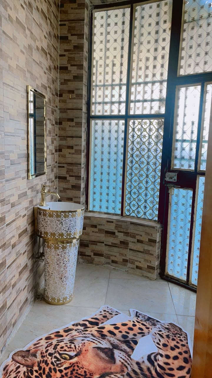 بيت  زراعي للبيع 
في الحولي مقابل شارع نظوري 
المساحة 250م 
بناء حديث درجه الاولى 
طابق واحد 
غرفتين نوم 
وصاله كبيره
واستقبال كبير 
مطبخ 
وصحيات داخليه وخارجيه 
كراج وحديقه 
كما موضح في الصور 
الاتصال على الرقم  ***********
