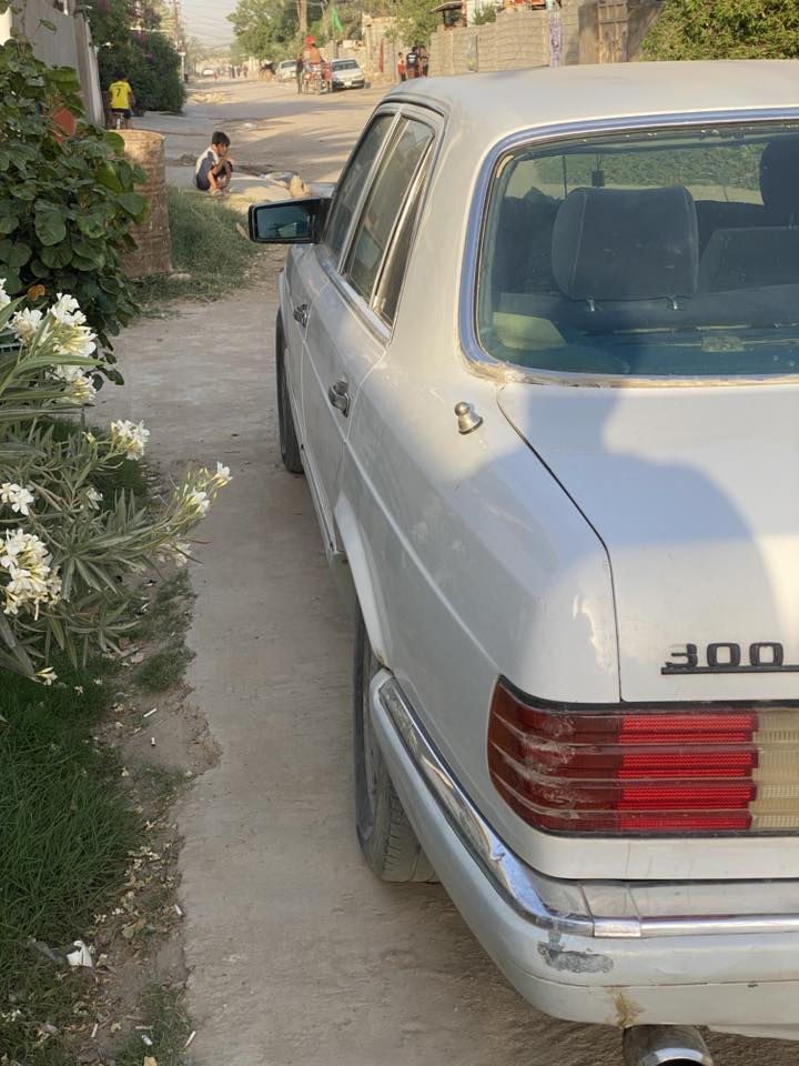 مارسيدس 
رقم بغداد أنكليزي تحويل مباشر 
موديل٨٥
بصمه تشغيل ع بعد شاشه تاب كأمره خلفيه 
كير ومحرك بطه جدد ستوني شادهن 
تخم تاير كهربائيات كلها شغاله تبريد ثلج 🥶🥶
العنوان بابل جبله ……..مكلف بنشر 👇👇
***********:::::***********….
