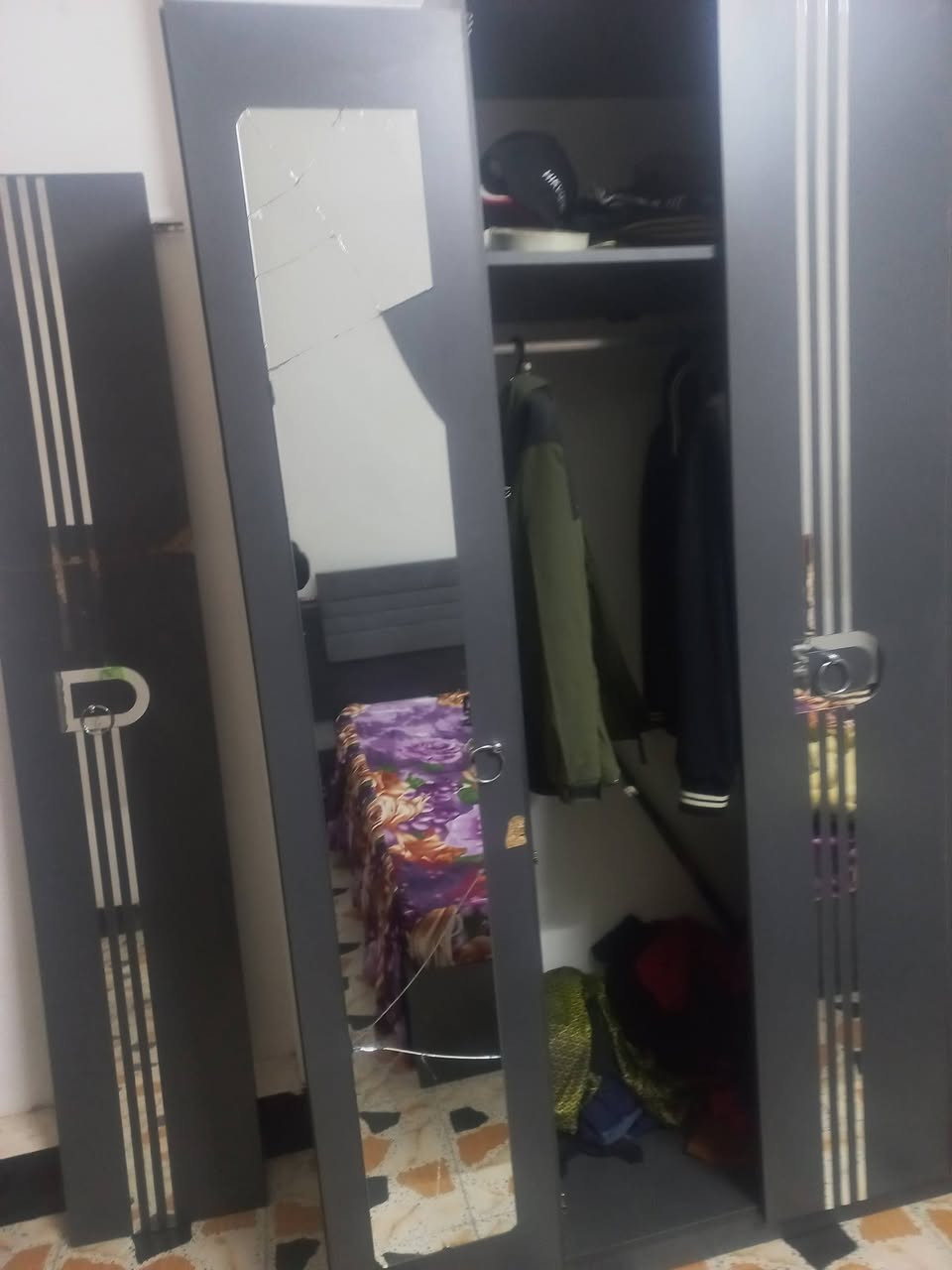 غرفه للبيع ٥ قطع التفاصيل كامله بلصور شوفهن واتصل مكاني سبع البور السوداني
بيهه اضرار موضحه شوف وقتنع وخابرني سعر هيه ودوشك ب٣٠٠ 
***********
