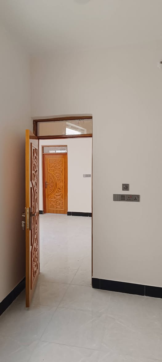 سلام عليكم بيوت للبيع غرفتين ،مطبخ حار بارد ،صحيات داخليه و خارجيه ،صطوح شدايكر بيوت مفتاح المساحه 200 الموقع السبل الثانيه سعار  خاص)الرقم )***********
