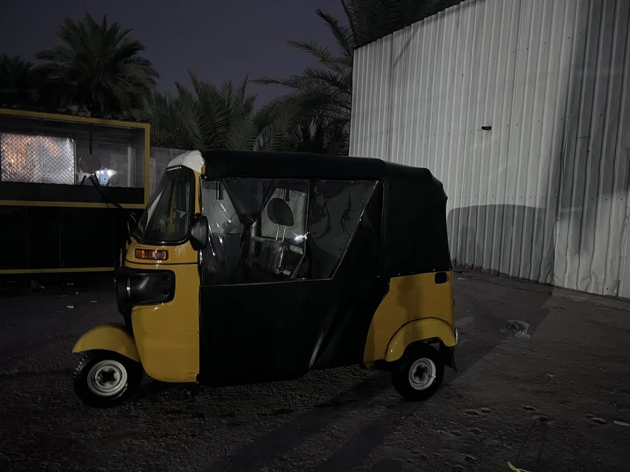 للبيع تكتك موديل ٢٠١٩/١٢/٣٠ تكتك مرقمه ديالى ، مرتبه ونضيفه دواساتها لغدها كلها نضيفه وبلاديه مابيها خياسات وكلها شغاله كهربائيات ضفاير جديده مابيها اي نقص من ايدي كبل للشارع للاستفسار ***********
