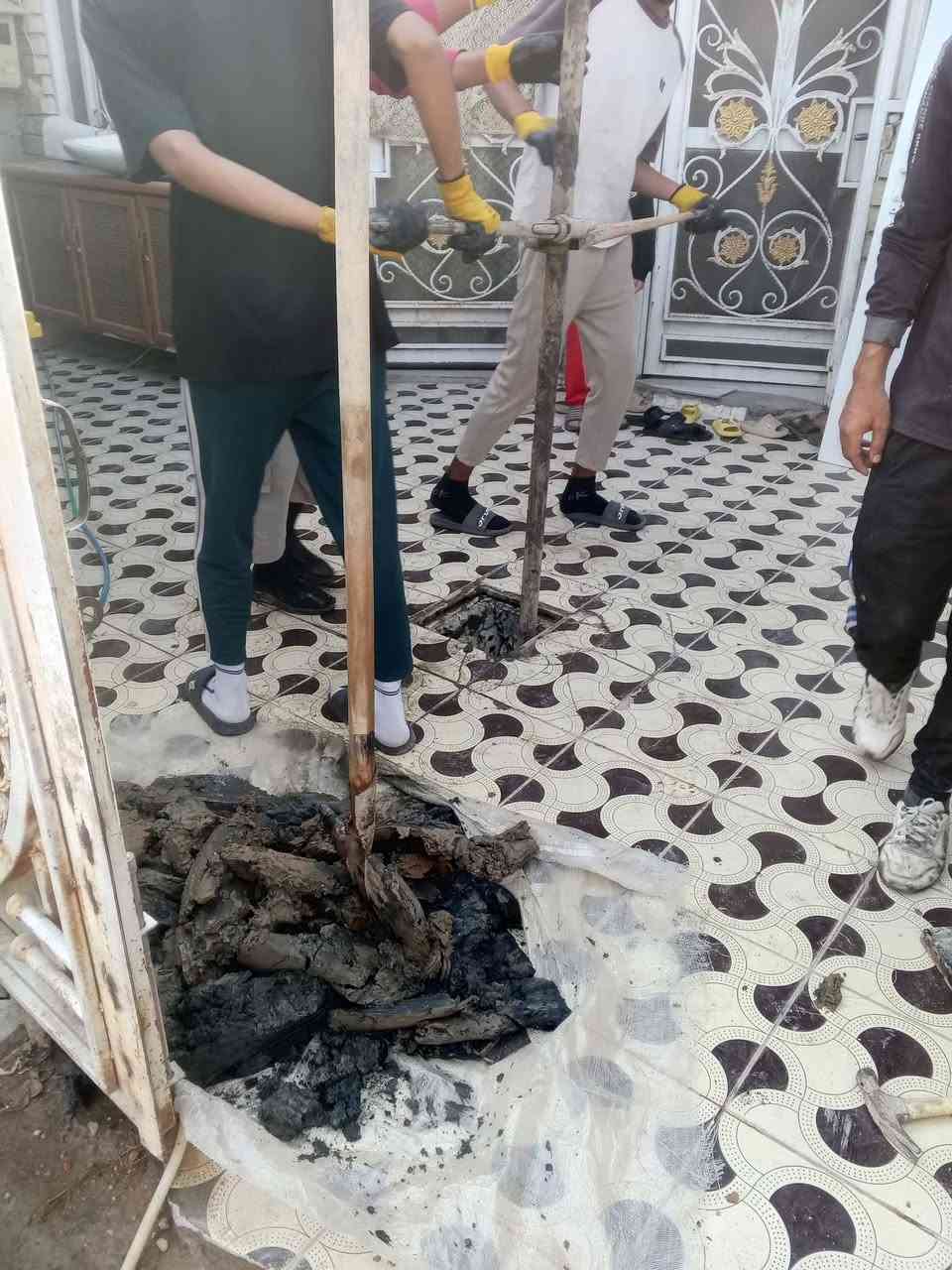 ابو سجاد لحفر البراين للمخازن لتصريف مياه منها ضمان متسحب مخزن ٥سنوات  السعر ١٠٠الف والبوري ع ابو البيت //***********//***********
