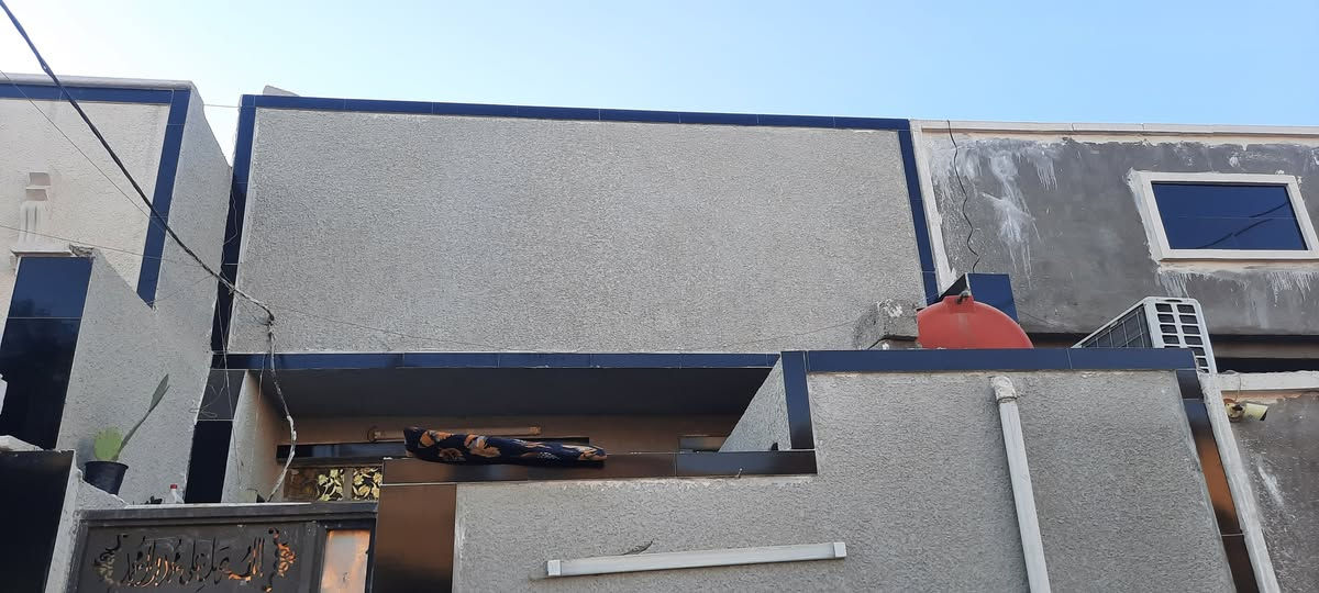 السلام عليكم بيت بحي الكوفه مساحه ١٠٠متر وجهه ٥ ونزال ٢٠ بيت كامل كامل موصفات الف متصرف علي 
كاشي سيراميك وبياض  وصطوح ثنين شتايكر ولبخ  حته صطح ملبوخات لبيت ابيعه كامل ٢تنكي وكيزر وسبلت توست ٢طن  ومغسله وماطور مي وثلاجه كاونتر تركي كامل  بلازمه عداد ٢ وحده ٥٠ وحده ٣٢  كهربائي ومي ومجاري حديث وتبليط ومقرنص(  قرب اسواق ادم  موبيل ***********)
