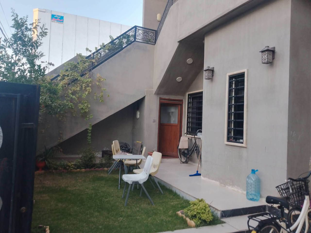 دار للبيع طابو ملك صرف
المساحة 300 متر 
طابقين منفصل الطابق الأول يحتوي على /(4غرف نوم _استقبال_صالة_مطبخ قاطع صحيات داخل _ كراج حديقة مع صحيات خارجية
الطابق الثاني يحتوي على /درج خارج غرفتين نوم _استقبال_صالة_مطبخ_قاطع صحيات )
طابق الثاني مؤجر  250الف دينار 
العنوان كركوك حي عسكري قرب جسر ليلان 
السعر /325 مليون وقابل للتفاوض مباشر مع صاحب الطابو 
ملاحظة / ويصلح للاستثمار  بالشهر اكثر من600 الف دينار 
عنوان المكتب/ طريق بغداد قرب مجمع بوليفارد 
للاستفسار اكثر يرجى الاتصال بالرقم 
***********
