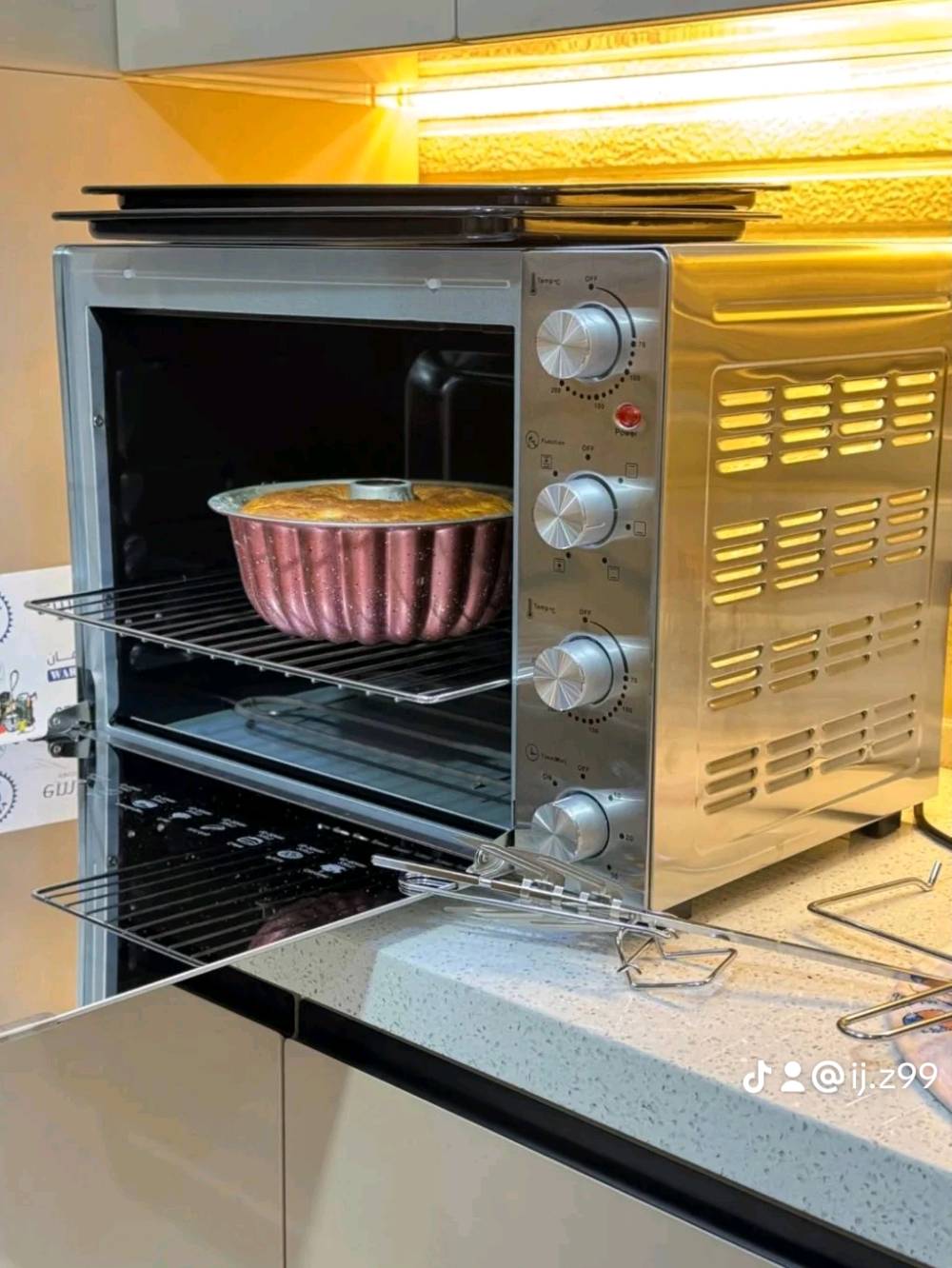 فرن 60 لتر ستانلس ستيل من ماركة امبليوم 
🔺هيتر تحكم منفصل الاعلى والاسفل .
 8 هيترات حلزونية عكس باقي الانواع 
 🔺شواية دجاج دوارة .
🔺صينية عدد 2 .
 🔺 شبكة .
 🔺 مروحة لتوزيع الحرارة .
 🔺 ضوء داخلي .
🔺باللون الفضي  .🔺جامة البوابة مراية .
🔺ثرموستات تحكم بدرجة الحرارة .
🔺 5 عمليات في الفرن .

🛑مع ضمان حقيقي لمدة سنة من تاريخ الشراء🛑 

‏‎للحجز والاستفسار مراسلتنا او
*********** واتساب
التوصيل لجميع المحافظات 🇮🇶 
