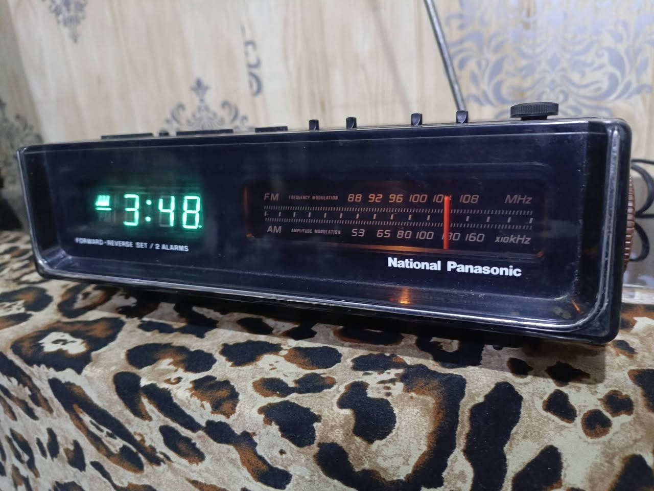 للبيع 
راديو(ناشيونال بانسونك) ياباني المنشأ..صناعه السبعينات موجتين AM-FM.. جدا نظيف شغال وبحاله ممتازه خالي من التصليح نهائيا بلاد وضع شركه..مدمج بساعه مؤقت يومي مع منبه بخاصية الخزن في حين إطفاء الكهرباء تعمل على بطاريه 9.V- عدد 2. للاستفسار 
(***********) متواجد واتساب ماسنجر.. يوجد توصيل 
((السعر ع الخاص))
