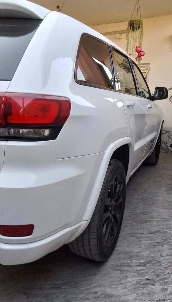 السلام عليكم 
Jeep Grand CHEROKE Laredo للبيع 
رقم بغداد الدولي وارد امريكي حادث جاملغ وبنيد بدون دواخل 
فول مواصفات من عده فتحه
 صندوق كهرباء
التحكم علا المنحدرات 
شاشه تدعم ابل كاربلي 
كامره 
بصمه مستشعر وقوف
تدفئه تبريد للمقاعد 
تشغيل عن بعد 
رادارات 
مصابيح زينون
مانع انزلاق 
مقاعد تدليك 
4x4
السياره جديده بمعنه الكلمه العنوان بابل الحصوه 
لمعرفه السعر اتصل علا *********** او***********
