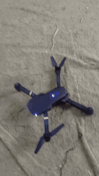 السلام عليكم درون للبيع درون شغال بيه بس جناحين عطلانات السعر 10.  ***********
