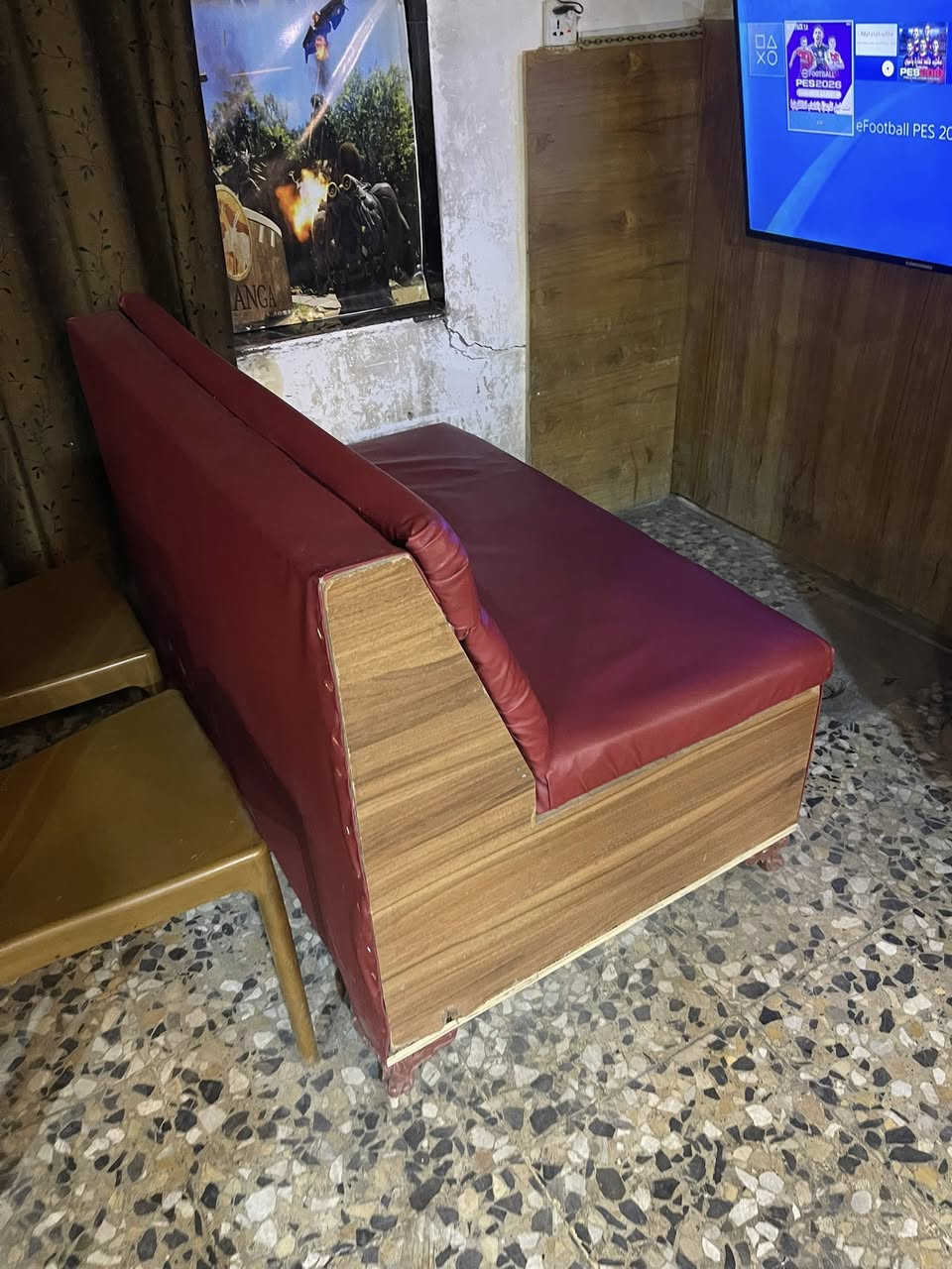 سلام عليكم قنفات للبيع الخشب عدد اربعه الوحدة ب 35 الف تفصال  والقنفات الجلد عدد ثلاثة الواحده ب 55 الف مكاني بغداد مدينه الصدر ***********
