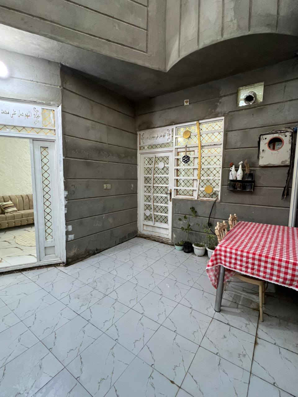 بيت ١٠٠م بناء بلوك كونكريت مسلح بناء حديث يباع مع الاثاث ..طابق واحد غرفه نوم استقبال صاله مطبخ طارمه صحيات ٢داخليه وخارجيه ..فرع ٥متر خدمات مجاري متوفره للباب حي الأمين ١ شارع الحر خلف مجمع همسه للإلكترونيات فرع أسواق اي مارت ..طابو زراعي سند ٢٥ إقرار محكمه من المالك مباشرة سعر ٦٨مليون قابل للتفاوض بي مجال  للاستفسار مكتب الأوس للعقار ابو سجاد*********** ابو وائل *********** تفاوض مع صاحب البيت مباشر
