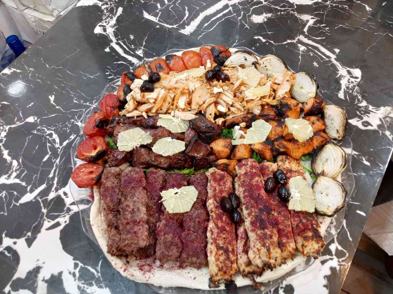 هلآ وسهلا بزبائننا الكرام مثل ما عودناكم على كلما هوه جديد يوجد لدينا دجاج ذبح عراقي على التمن ومرق وخبز ومقبلات وببسي كبير  السعر 10الاف يوجد لدينا خدمه توصيل  *********** مستعدون لتجهيز كافت المناسبات
