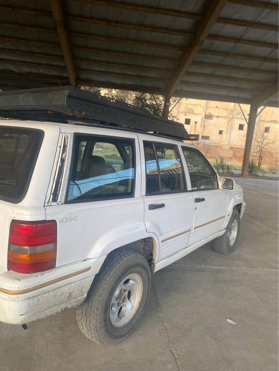 جیب گراند چیروکی مودێل ١٩٩٤ 
رەقەم سلێمانی سەنەوی و پلێتی تازەیە تا ٢٠٣٠
گێرومەکینە بلادی بەشرت کارەبای بەشەرت
دووپارچەی بۆیاخە بێناوگرتن  ٤تایەی جەبەلی تازەی لەسەرە 
تەحویلو غرامه بەشەرت 
شوێن سلێمانی 
***********
*********** السليمانية, العراق
