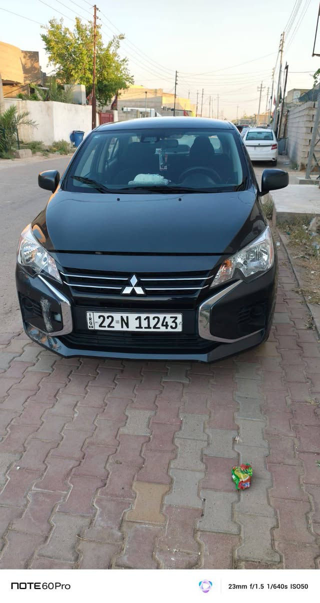 ميتسوبيشي ميراج (Mitsubishi Mirage) - موديل 2024
اللون: كحلي مميز
 ناقل الحركة أوتوماتيك 
 الشاشة: شاشة لمس مقاس 7 بوصة تدعم أنظمة Apple CarPlay و Android Auto
 المكيف: أوتوماتيك ممتاز
 أنظمة الأمان: كاميرا خلفية، نظام المساعدة على تجنب الاصطدام الأمامي، ونظام الثبات الإلكتروني
 حالة السيارة: حجم مدمج، عملية جداً، وسهلة في القيادة والركن داخل المدينة وموفرة للبنزين بشكل ممتاز.
وارد امريكي بس ضربه بنيد محركها سليم وبيها حالوب قليل سعرها 89
***********
