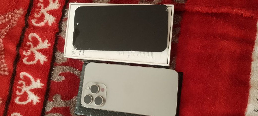 سلام عليكم يفون 15برو ماكس مبدل شاشه فقط دليفون نضيض كلش والله بطاريه 89حته شاشه موجوده عدي المكسوره شاشه بدلتها بيدي كل خوش شاشه فيس  ايدي شغال ملحقاته كامله مكان شطره سعر 750وبي مجال ‏‪***********‬‏
