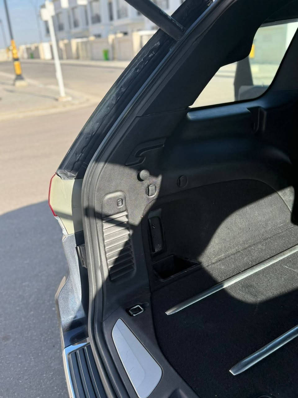 السياره موديل ٢٠١٦ ماشيه ١٥٠ الف كيلو بيها ٣ قطع صبغ ووحده تبديل
بيها شخط بصفحة عكس الصدر 
مواصفات اللمتد 
دفع خلفي حساسات وكامره خلفيه جنطتها كهربائيه 
تبريد وتدفئه كشن امامي وتدفئه كشن خلفي وتدفئه بالستيرن 
كشنات كهربائيه وذاكره المري قلابه 
بانورما شفتات بالستيرن 
نظام hold 
لايتها زينون وحاجب ما بيها اي ايرباگ طاگ
ومواصفات بعد معروفه على فئة اللمتد
كربلاء رقم الهاتف ***********
